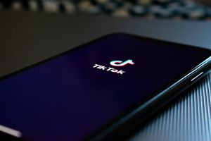 TikTok: Regionale Content-Moderatoren (Foto: unsplash.com, Kon Karampelas)
