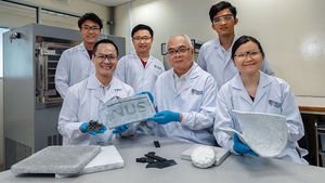 Das NUS-Entwickler-Team mit einer Aerogelplatte (Foto: nus.edu.sg)