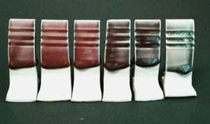 Testbeschichtungen mit Nanoteilchen-Glasuren (Foto: Ryan Coppage, richmond.edu)