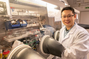 Doktorand Heyong Wang im Werkstofflabor (Foto: Magnus Johansson, liu.se)