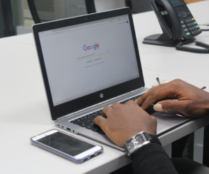 Google: Gesetz sieht Zahlung für Artikel vor (Foto: unsplash.com, Benjamin Dada)