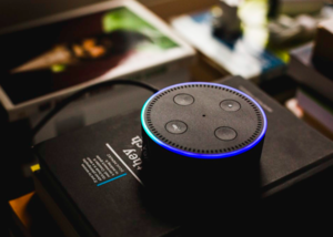 Alexa: lernt natürliche Sprechpausen (Foto: unsplash.com, Andres Urena)