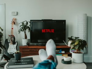 Fernsehen: so sozial wie Freunde treffen (Foto: unsplash.com, Mollie Sivaram)