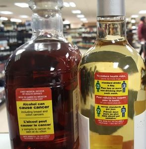 Alkoholika mit Warnhinweisen in Kanada (Foto: Kate Vallance, uvic.ca)