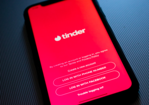 Tinder: Video-Chat geplant (Foto: unsplash.com, Kon Karampelas)