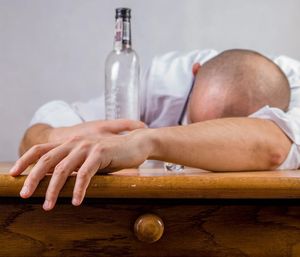 Der Morgen danach: Nur ein Pflanzen-Cocktail hilft (Foto: pixabay.com, jarmoluk)