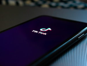 TikTok: strengere Regeln für Firmen (Foto: unsplash.com, Kon Karampelas)