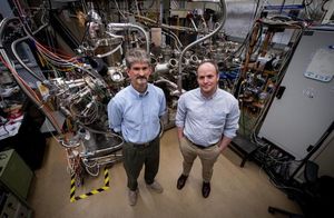 David Storm (links) und Tyler Growden im Labor (Foto: U.S. Navy, J. Steffen)