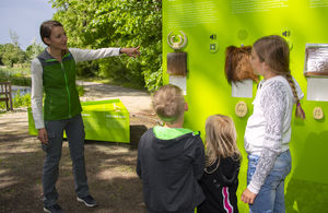 Führung durch Nationalpark-Rangerin für eine Familie (Foto: Kracher)