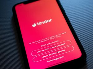 Tinder: durch Lockdown massiv im Trend (Foto: unsplash.com, Kon Karampelas)