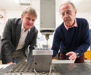 Dirk Bähre (links) und ein Mitarbeiter (Foto: uni-saarland.de, Oliver Dietze)