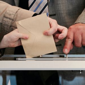 Wahlurne: Davon wollen viele Abstand halten (Foto: Arnaud Jaegers, unsplash.com)