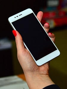 Smartphone: Coronavirus bremst die Nachfrage (Foto: adonyig, pixabay.com)