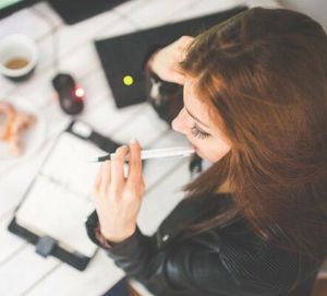 In Gedanken: Abschweifen kann heikel sein (Foto: pixabay.com, kaboompics)