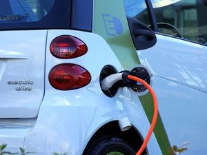 Elektromobilität: Könnte unter die Räder kommen (Foto: MikesPhotos, pixabay.com)