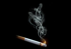 Zigarette: Rauch bleibt ungesund (Foto: pixelio.de, Illustration Marcus Stark)