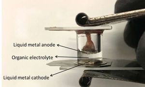 Flüssigmetall-Batterie: Haltbarer als Akkus (Foto: University of Texas/Austin)
