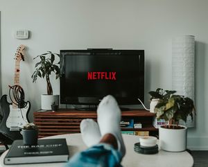 Netflix: Rettet im Lockdown Beziehungen (Foto: unsplash.com, Mollie Sivaram)