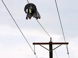 Roboter: Befestigt Glasfaserkabel an Stromleitung (Foto: connectivity.fb.com)