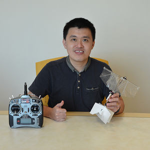 Yao-Wei Chin mit dem Prototypen der Mauersegler-Drohne (Foto: nus.edu.sg)