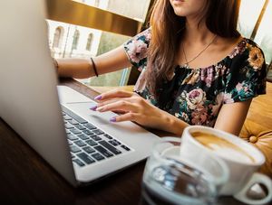 Laptop: Frauen zu mehr Make-up gezwungen (Foto: pixabay.com, Pexels)