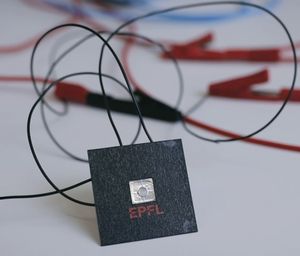 Haptik-Aktuator vermittelt verblüffend echtes Tasterlebnis (Foto: epfl.ch)