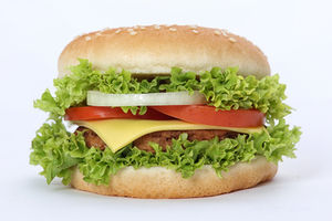 Cheeseburger: Kalorien werden häufig unterschätzt (Tim Reckmann, pixelio.de)