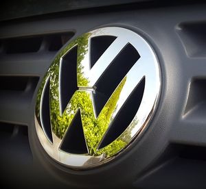 VW-Logo: Volkswagen von Corona schwer getroffen (Foto: pixabay.com, Simon)