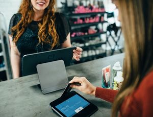 Geschäft: Amerikaner wollen mehr zahlen (Foto: unsplash.com, Blake Wisz) Geschäft: Amerikaner wollen mehr zahlen (Foto: unsplash.com, Blake Wisz)