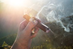 Zigarre: Viele Raucher konsumieren zu Corona mehr (Foto: pexels, pixabay.com)