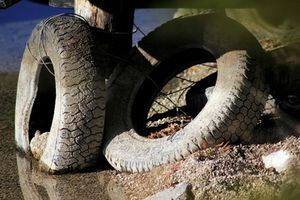 Altreifen sind mehr als eine Umweltbelastung (Foto: Günter Havlena, pixelio.de)