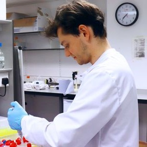 Produktion von Adipinsäure im Labor der University of Edinburgh (Foto: ed.ac.uk)