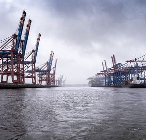 Hafen Hamburg: keine Schiffe und dunkle Wolken (Foto: inproperstyle, pixabay.de)
