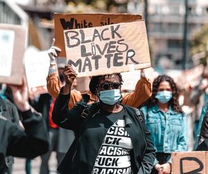 Protest: Brand-Unterstützung wirkt unehrlich (Foto: unsplash.com, Joan Villalon) Protest: Brand-Unterstützung wirkt unehrlich (Foto: unsplash.com, Joan Villalon)