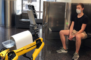 Im Testlabor: Untersuchung eines Patienten mit Roboterhilfe (Foto: mit.edu)