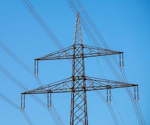 Strommast: negative Inflation durch Billigenergie (Foto: pixabay.com, Couleur)