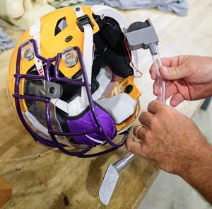 Bessere Luftzufuhr: Helm mit Kühlsystem (Foto: LSU Athletics, Chris Parent)