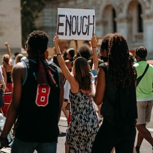 Protest: Social Media kann schaden (Foto: unsplash.com, Liam Edwards) Protest: Social Media kann schaden (Foto: unsplash.com, Liam Edwards)