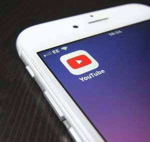 YouTube: stärkere Altersbeschränkung kommt (Foto: unsplash.com, Hello I'm Nik)