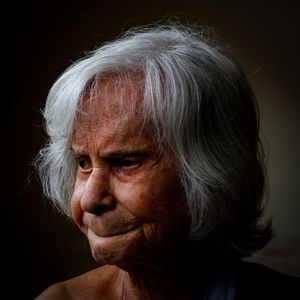 Nachdenklich: Frauen haben höheres Alzheimer-Risiko (Foto: pixabay.com, Gadini)