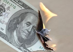Brennender Schein: Amerikaner zahlen bargeldlos (Foto: Foto-Rabe, pixabay.com)