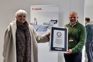 Claudia Roth (Vizepräsidentin Dt. Bundestag) gratuliert (Foto: Canon)