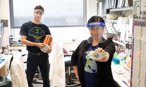 Calvin Carter (links) und Sunny Huang im Labor (Foto: uiowa.edu)