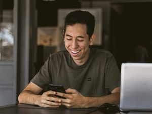 Lächeln: Social-Web-Ehrlichkeit macht glücklich (Foto: unsplash.com, DISRUPTIVO)