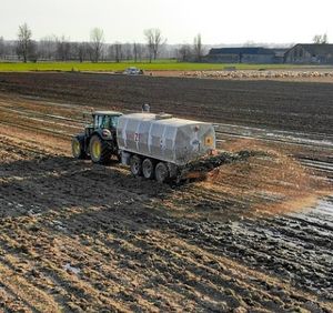 Düngen eines Ackers: Landwirtschaft produziert N2O (Foto: pixabay.com, Pascvii)