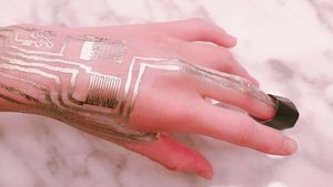 So sehen die auf die Haut gedruckten Sensoren aus (Foto: psu.edu, en.hit.edu.cn)