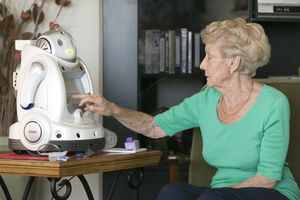 Probandin kommuniziert mit Pflegeroboter 