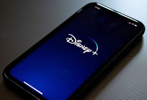 Disney+: mehr Fokus auf Streaming (Foto: unsplash.com, Kon Karampelas)