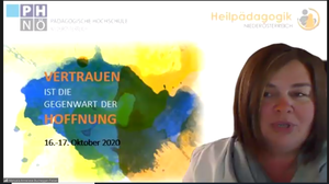 Eröffnung: Manuela Buchegger-Pieber führt durchs Programm (Screenshot; © PH NÖ)