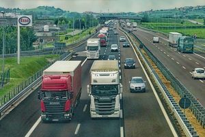 LKW-Abgase: EU setzt ab 2025 auf strengere Regeln (Foto: pixabay.com, Schwoaze)